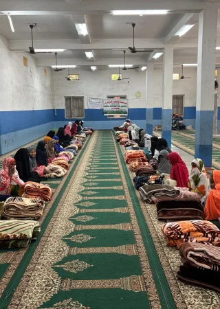 Darul-Huda-blanket-distribution-3